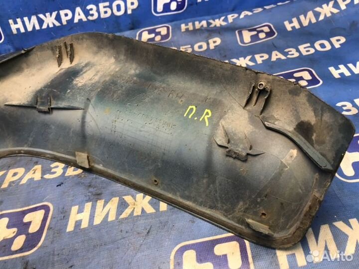 Накладка бампера передняя правая Mitsubishi Pajero