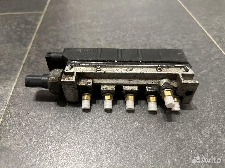 Блок клапанов пневмоподвески mercedes w220