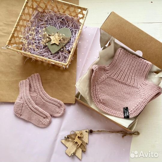 Манишка и носочки детские вязаные