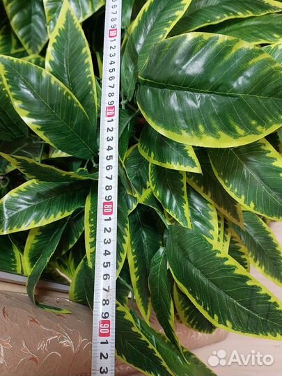 Искусственное дерево в горшке