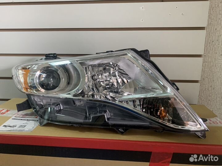 Фара правая Toyota Venza 2009-2017 галоген