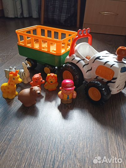 Трактор с прицепом на батарейках