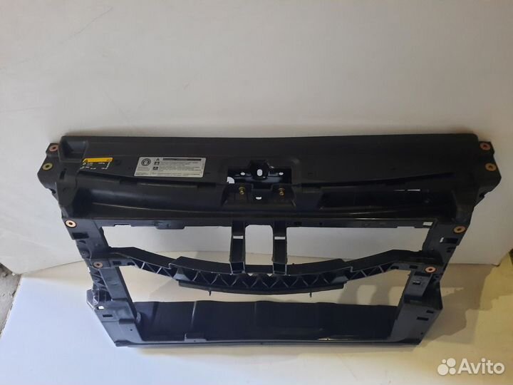 Рамка радиатора Volkswagen Polo V седан 2010