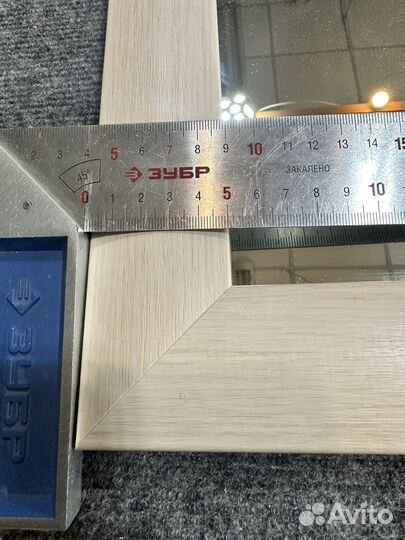 Зеркало в широкой рамке