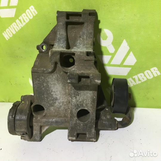 Кронштейн генератора Фольксваген Гольф 3 Венто