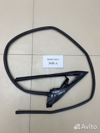 Уплотнитель двери левый Mercedes W207