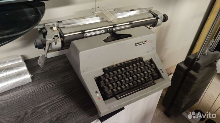 Печатная пишущая машинка Листвица
