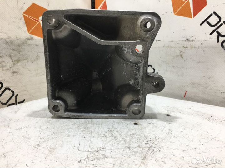 Кронштейн двигателя Mercedes C-Class W203 M272