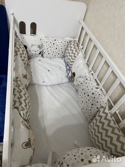 Детская кроватка с маятником и ящиком