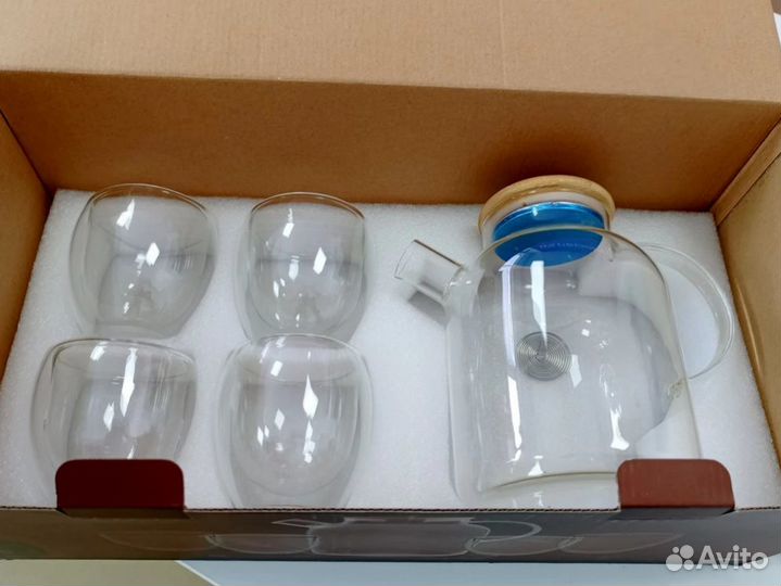 Набор чайник и 4 стакана новый