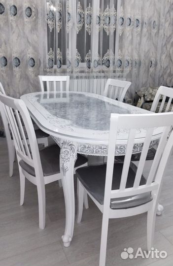 Стол и стулья