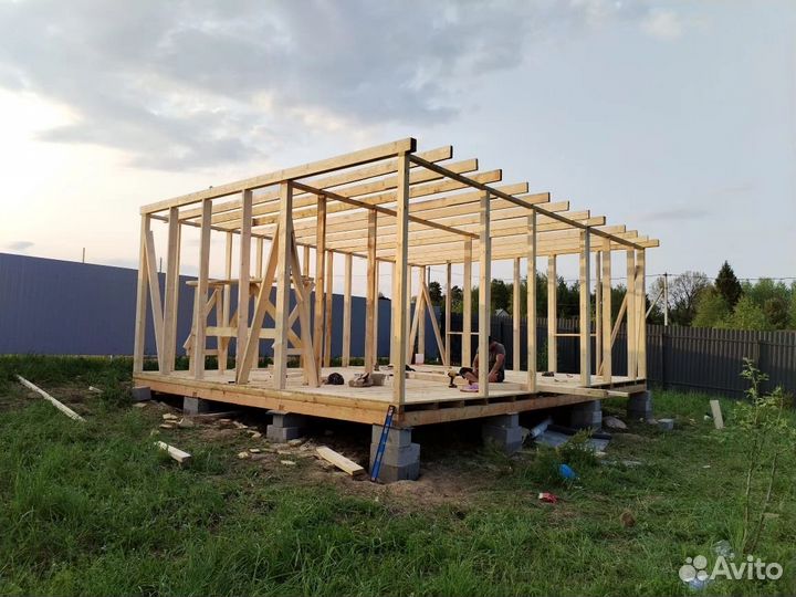 Бригада плотников строителей