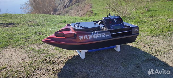 Кораблик для рыбалки с GPS Favorite raptor