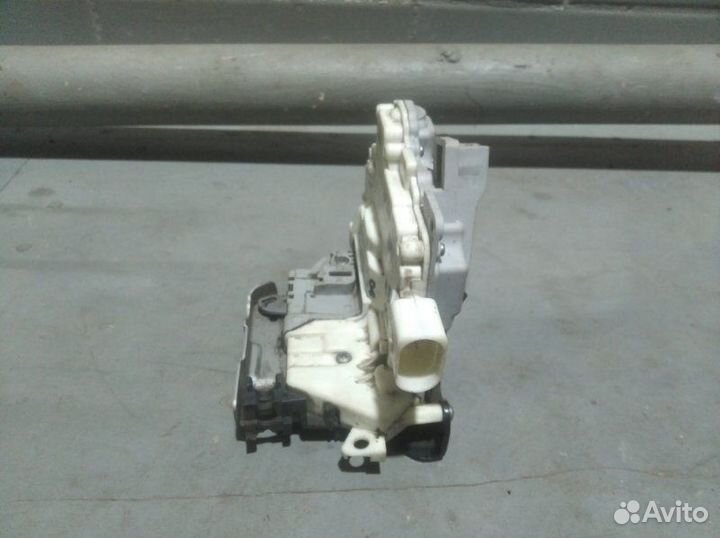 Замок боковой двери передний правый Porsche