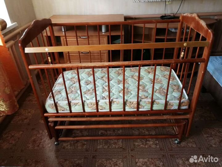 Детская кроватка с маятником