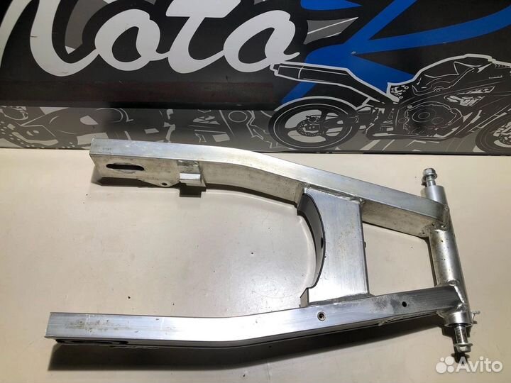 Маятник в сборе с осью Honda CB 400 SF NC31 1994г