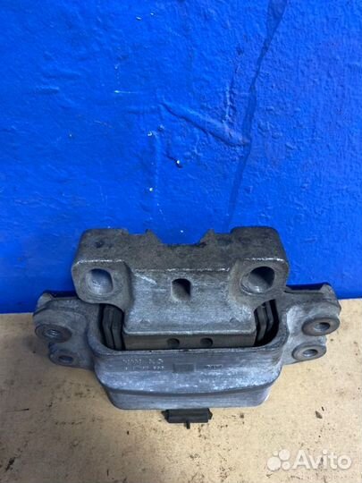 Подушка двигателя левая Volkswagen Jetta5 седан