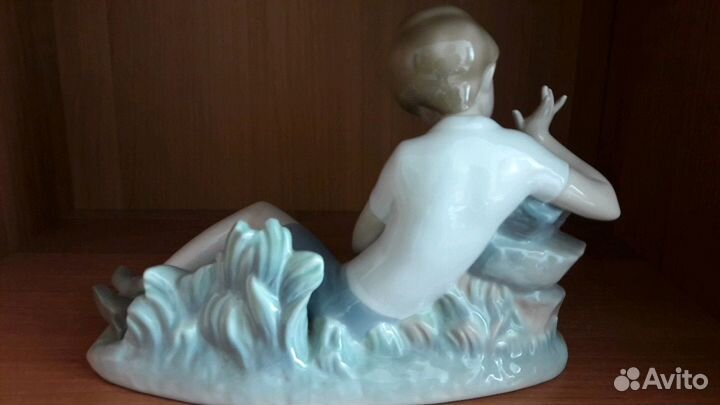 Lladro Мальчик с птичкой