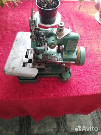 Швейная машина оверлок