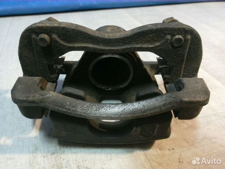 Суппорт тормозной передний правый Kia Rio QB 2011