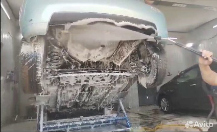 Мойка днища автомобиля на подьемнике