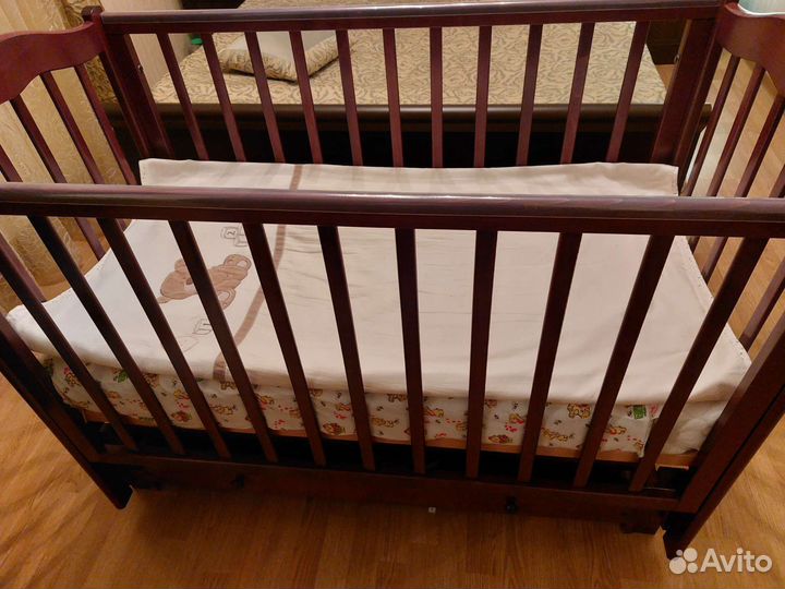 Детская кроватка с маятником Лель