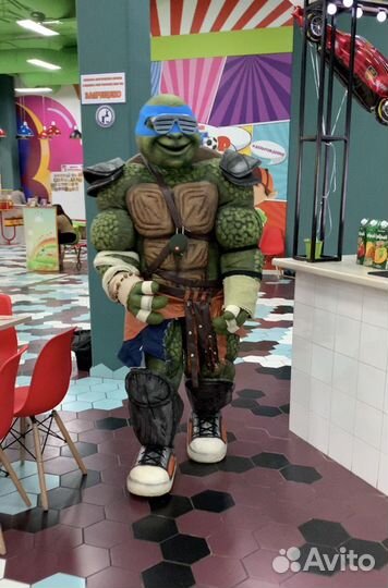 Трансформеры аниматоры роботы Бамблби праздник