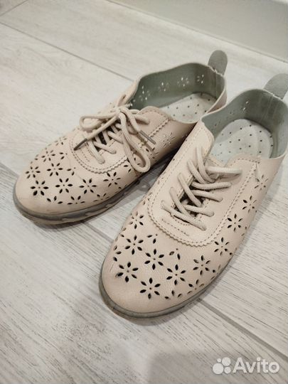 Кроссовки женские