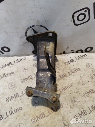 Кронштейн усилителя бампера передний левый