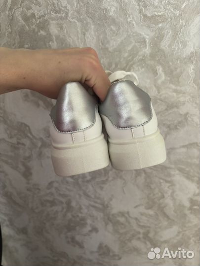 Кроссовки женские