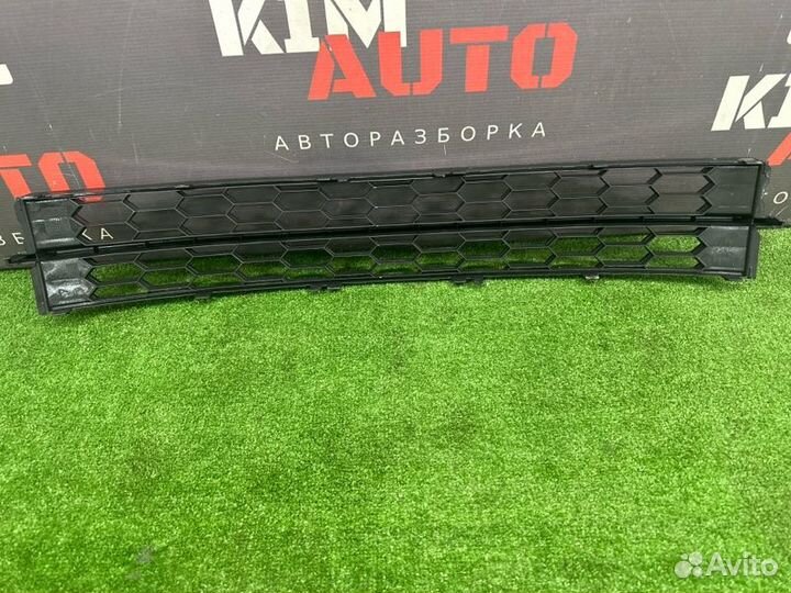 Решетка бампера нижняя Skoda Rapid 1.6 cwva 2016