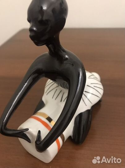 Статуэтка Негритянка играет на барабане лзфи