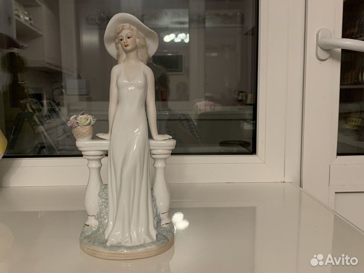 Статуэтка фарфор