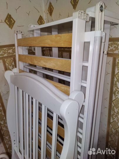 Детская кроватка с маятником 