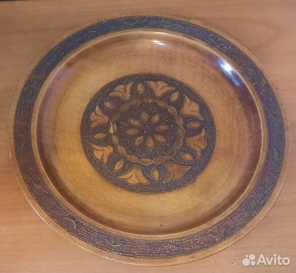 Две чеканки и тарелка дерево.Одним лотом