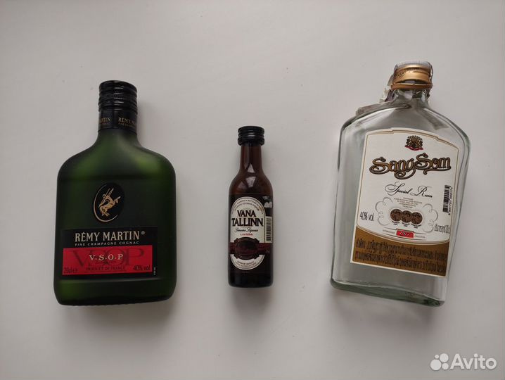 Пустые бутылки из под алкоголя в коллекцию