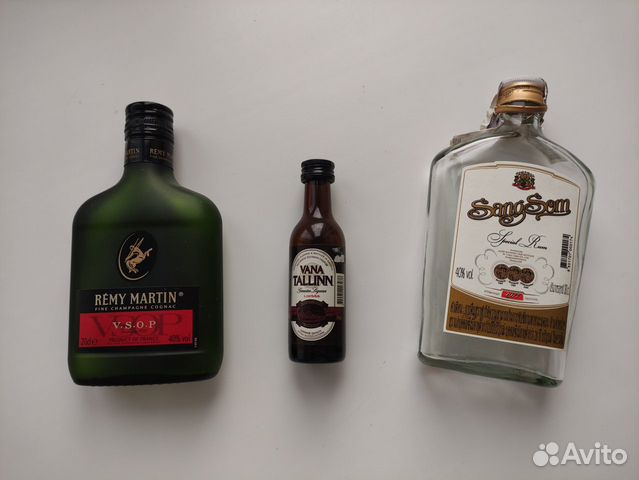 Пустые бутылки из под алкоголя в коллекцию