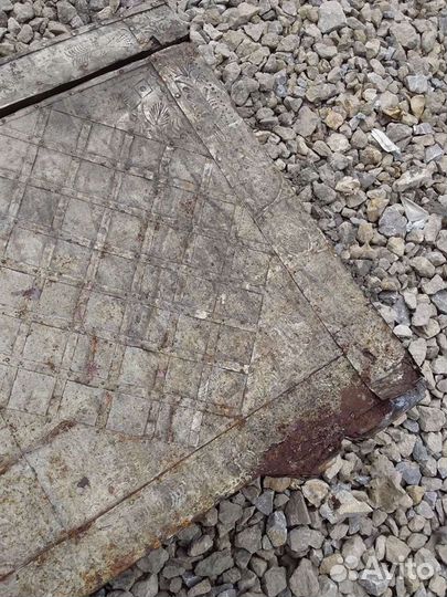 Древний сундук обитый жестью