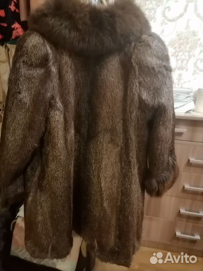 Шуба из нутрии с песцовым воротником и рукавами