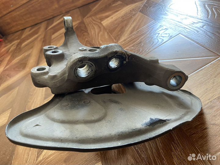 Кулак передний левый мерседес с 204