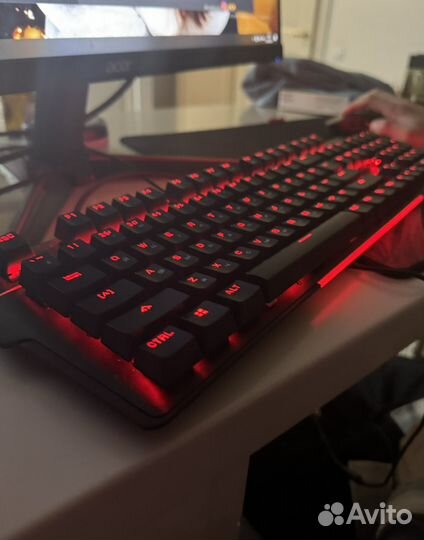 Игровой компьютер с монитором и клавиатурой