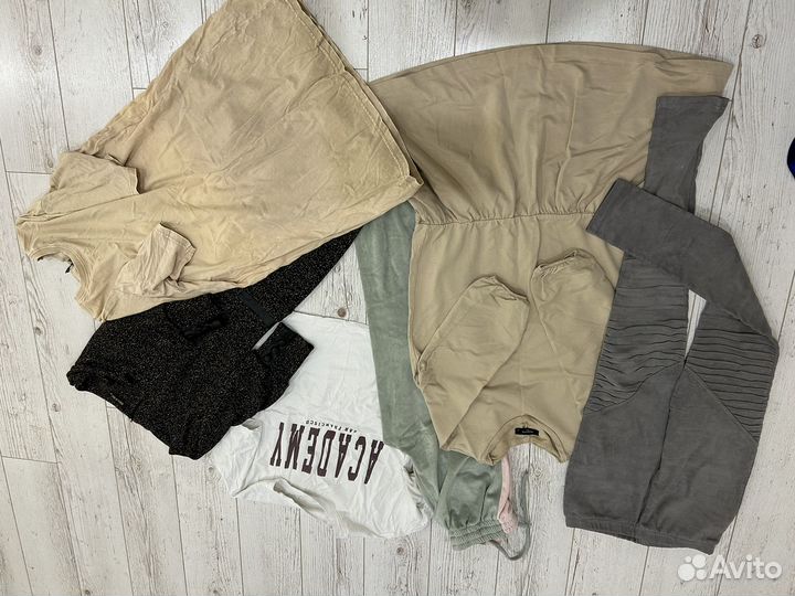 Женские вещи много, пакетами 42
