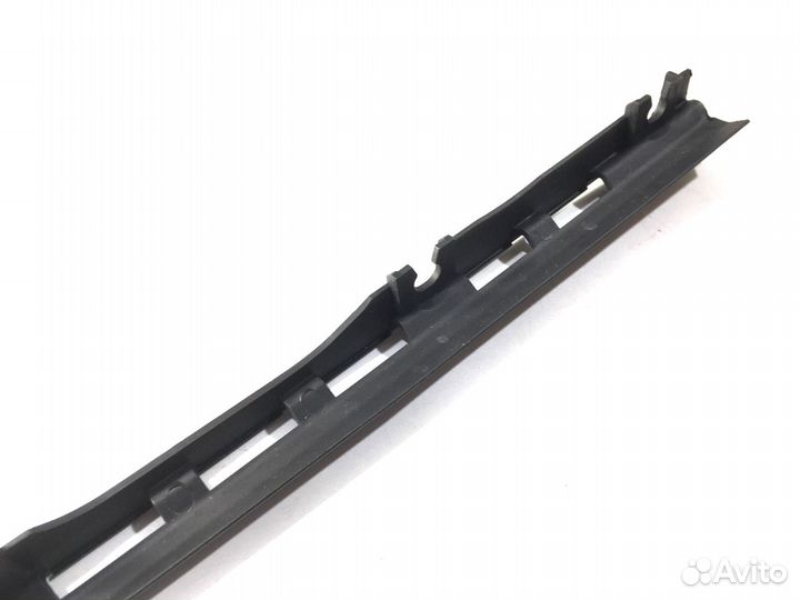 Крепление уплотнителя Audi A6 C6 Avant