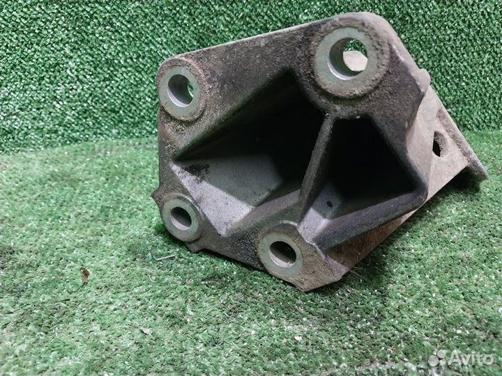 Кронштейн двигателя левый Land Rover Discovery 3