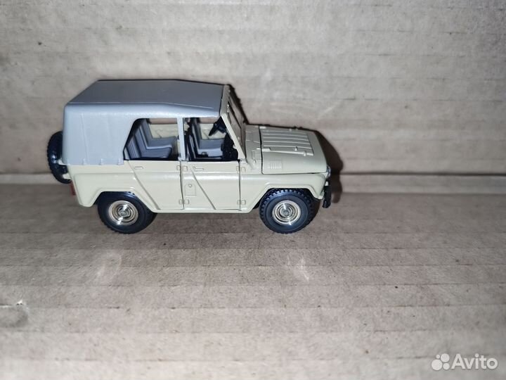 Модель 1:43 УАЗ 469