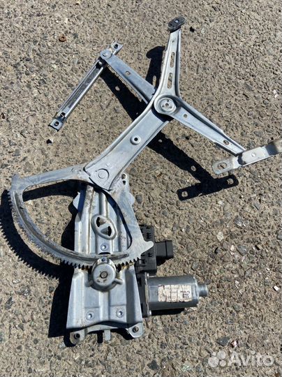 Стеклоподъемник левый передний на Опель Астра Н