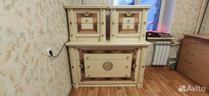 4 Прикроватные тумбочки и комод