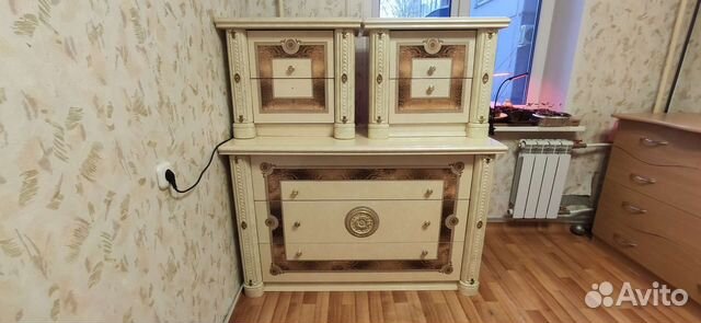 4 Прикроватные тумбочки и комод