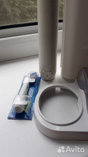 Электрическая зубная щетка oral b genius