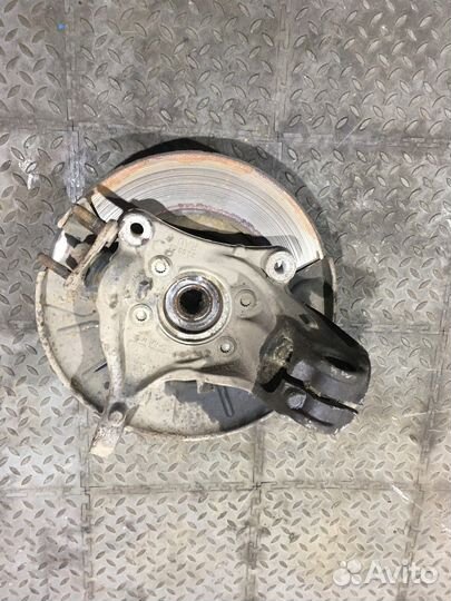 Кулак поворотный правый в сборе со ступицей